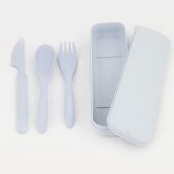 Juego de cubiertos azul cuchillo, cuchara y tenedor de fibra de trigo fuera del estuche