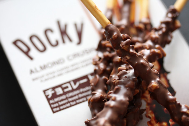 Dulces Pocky, muestra de este producto en su sabor chocolate con almendras de combinación. 