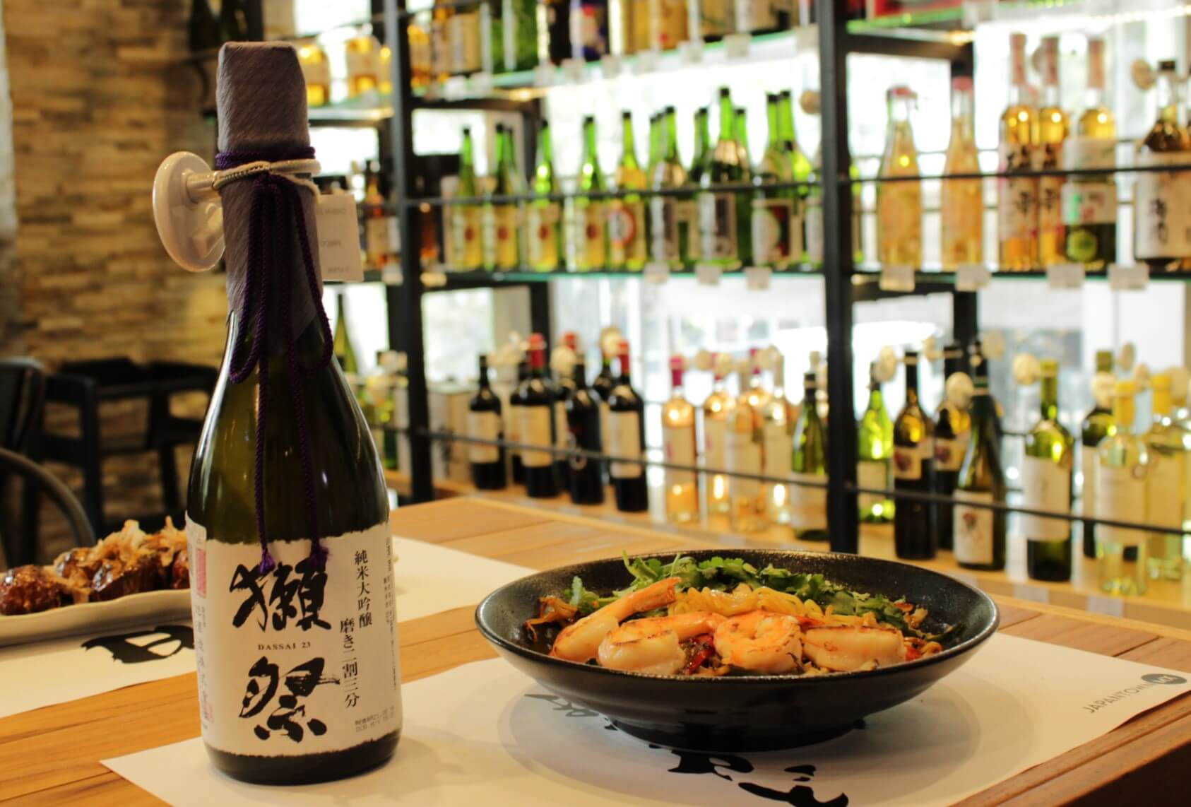 Sopa Ramen de tipo Ebi ramen con mariscos servida en mesa del restaurante Japantown.